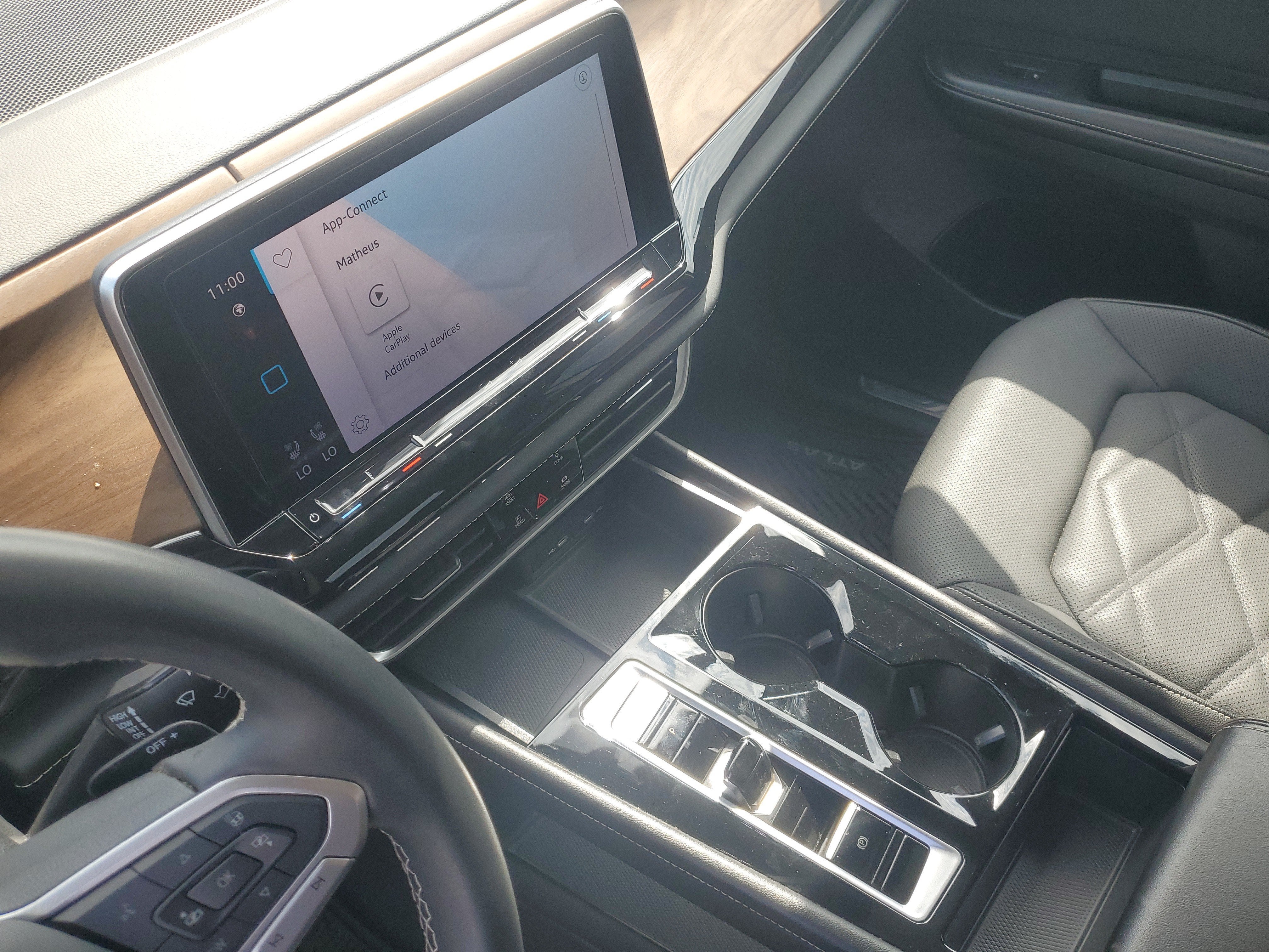 2024 Volkswagen Atlas 2.0T SE w/Technology