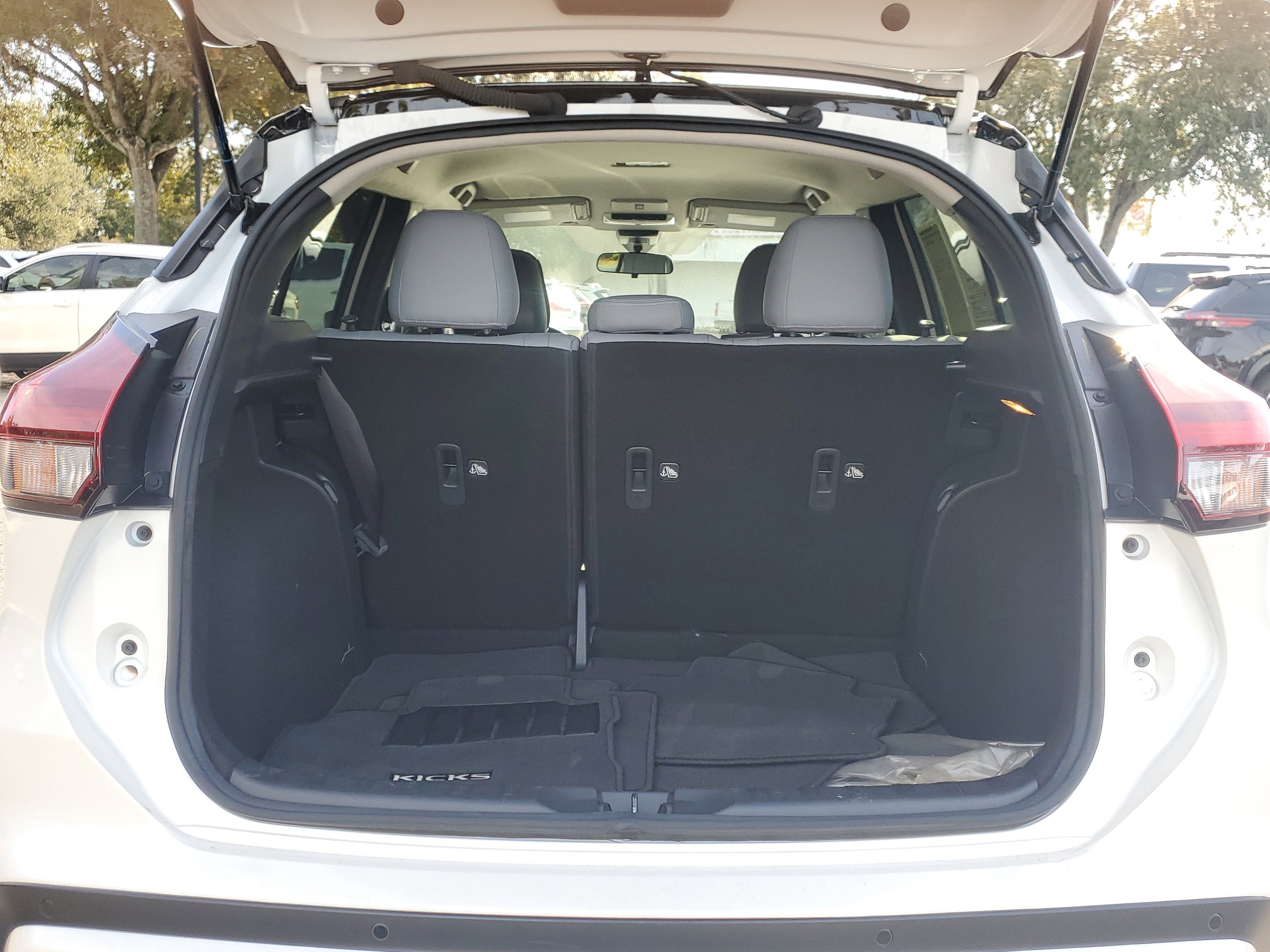 2022 Nissan Kicks SR