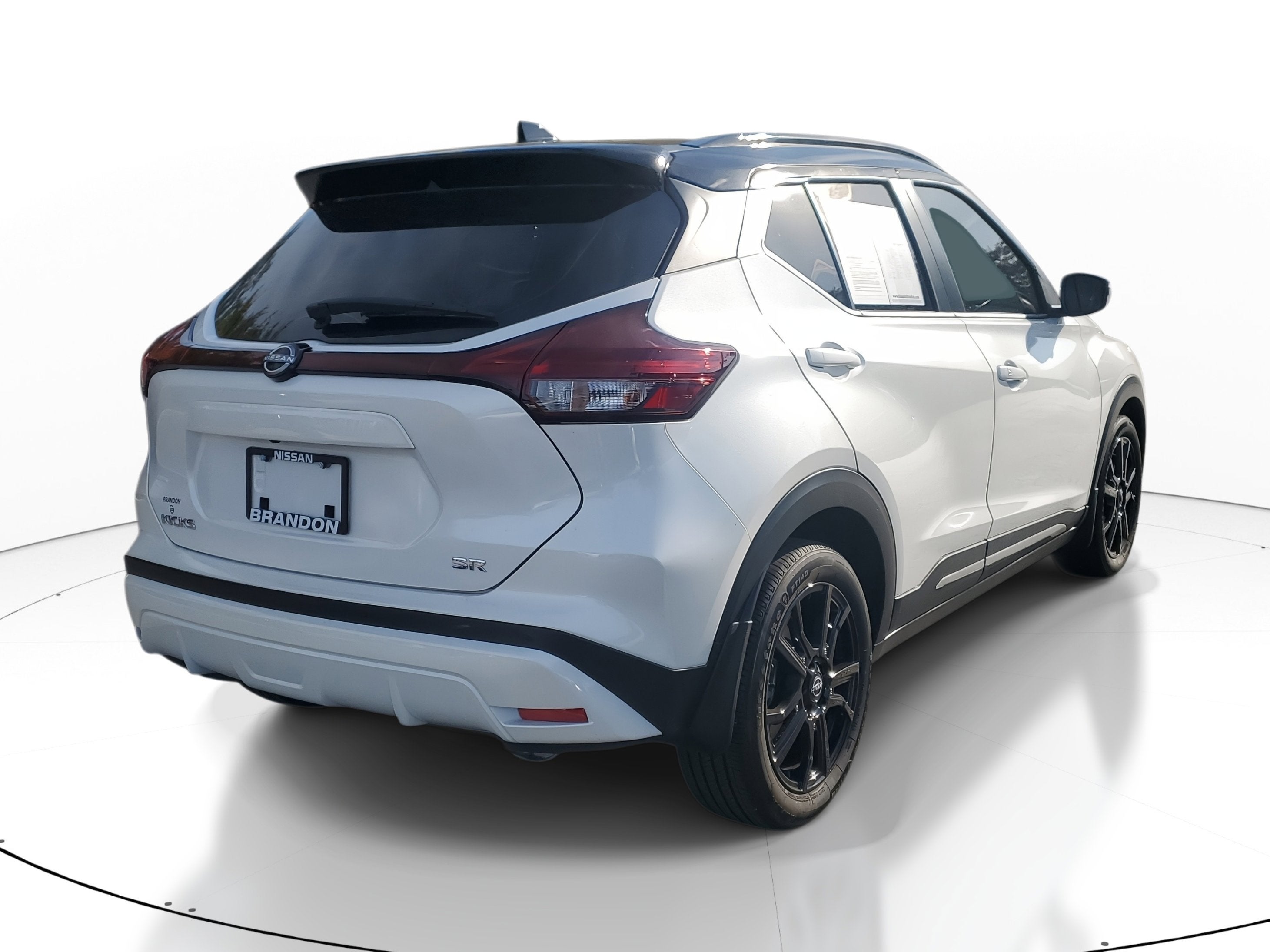 2022 Nissan Kicks SR