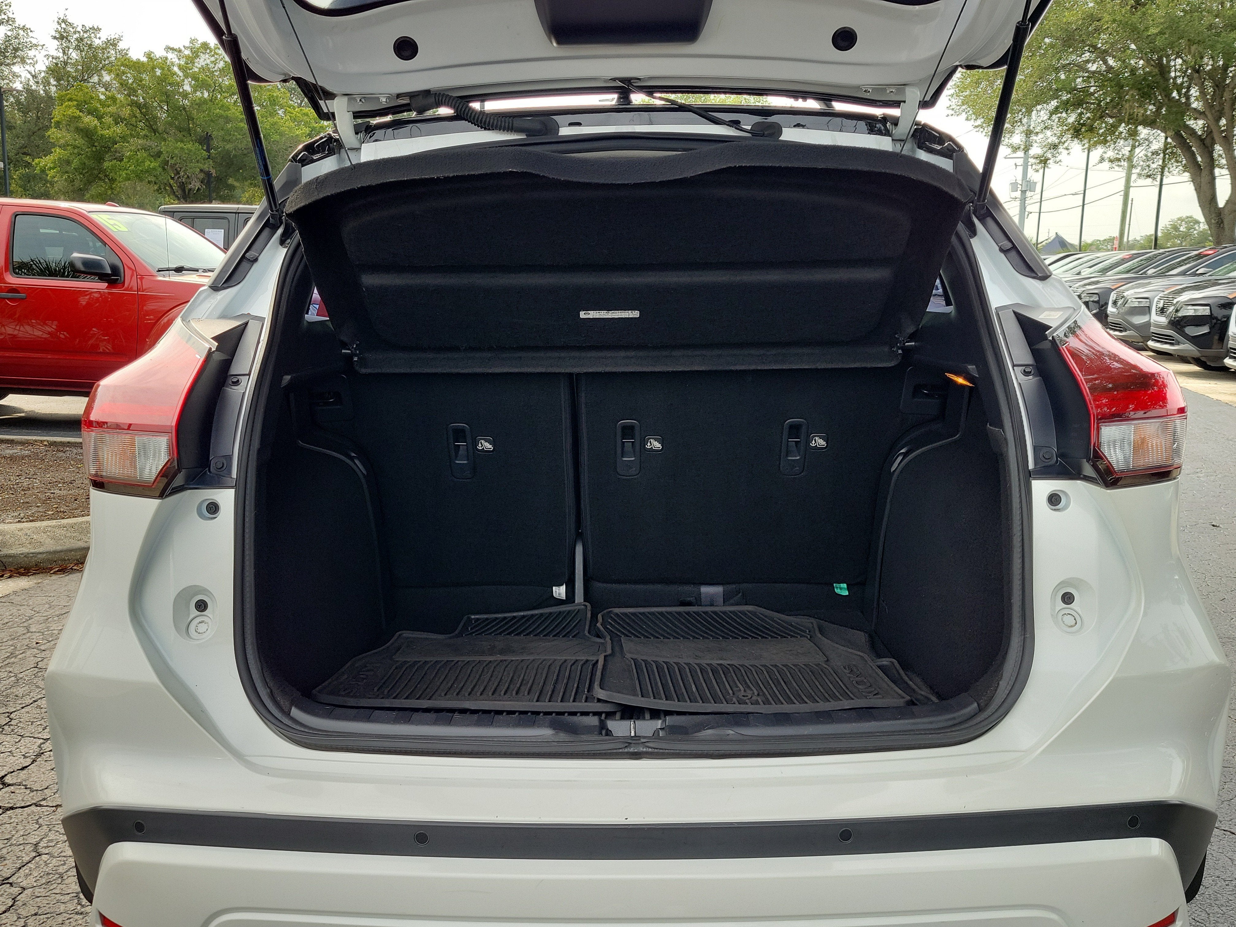 2023 Nissan Kicks SR