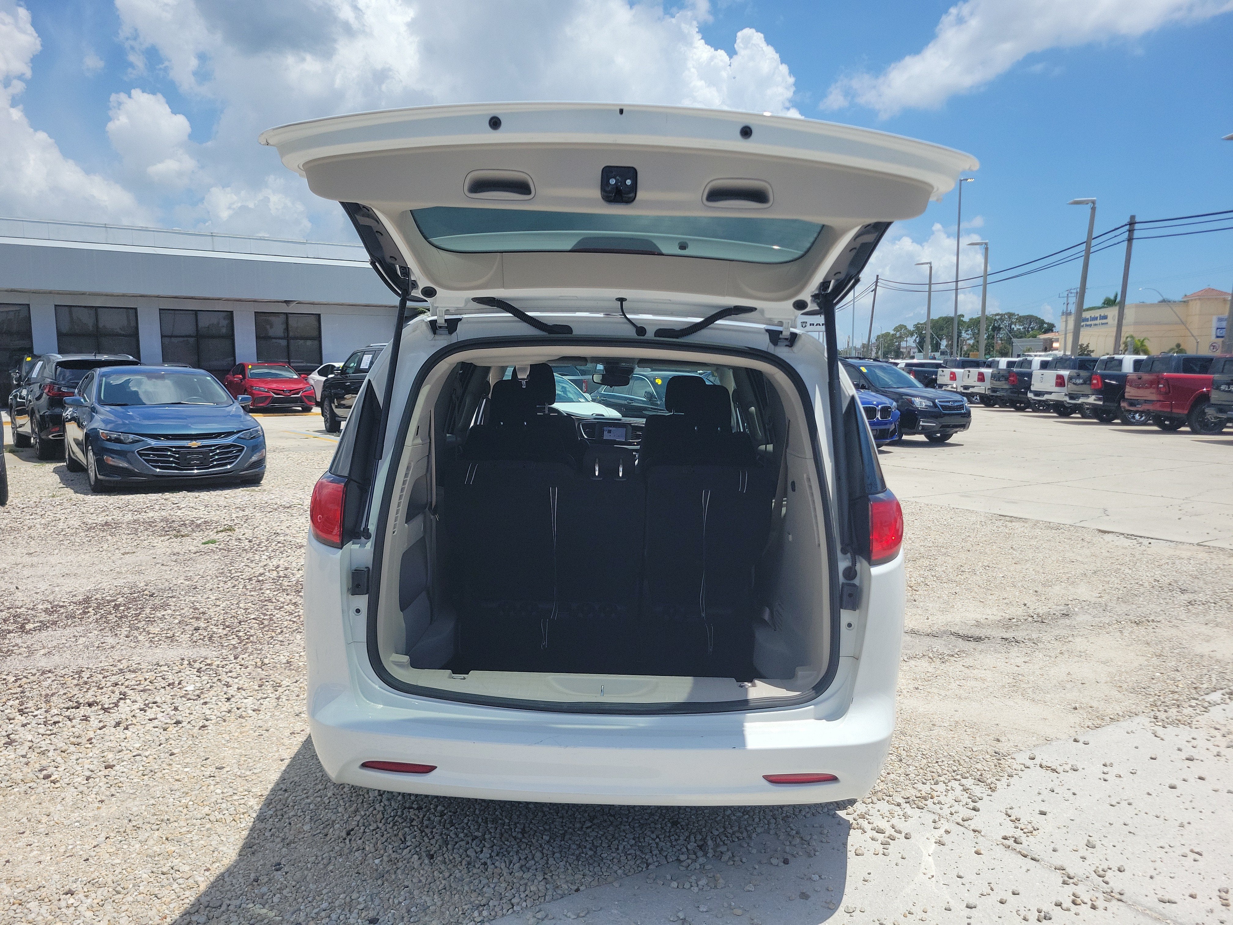 2024 Chrysler Voyager LX