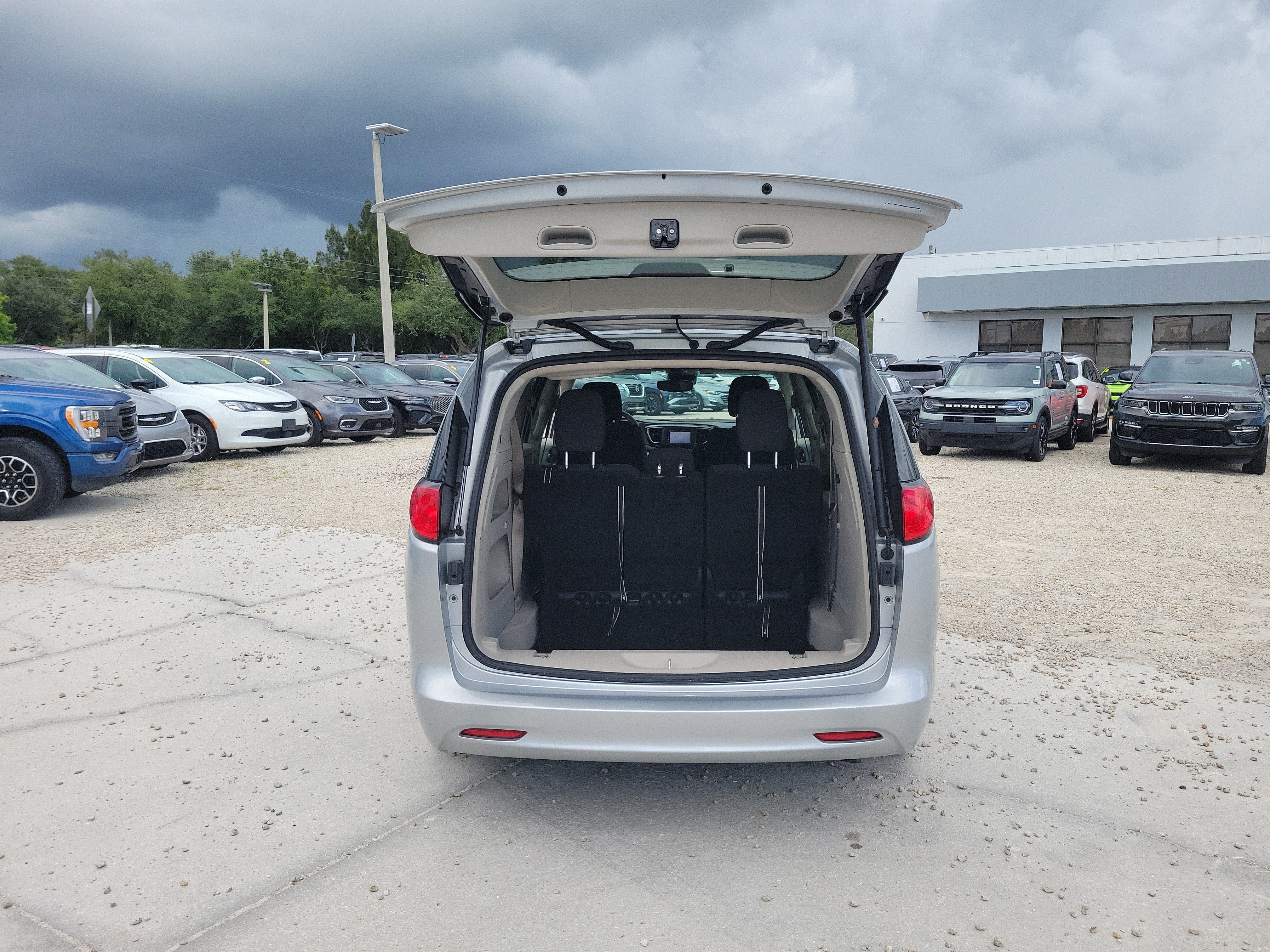 2023 Chrysler Voyager LX