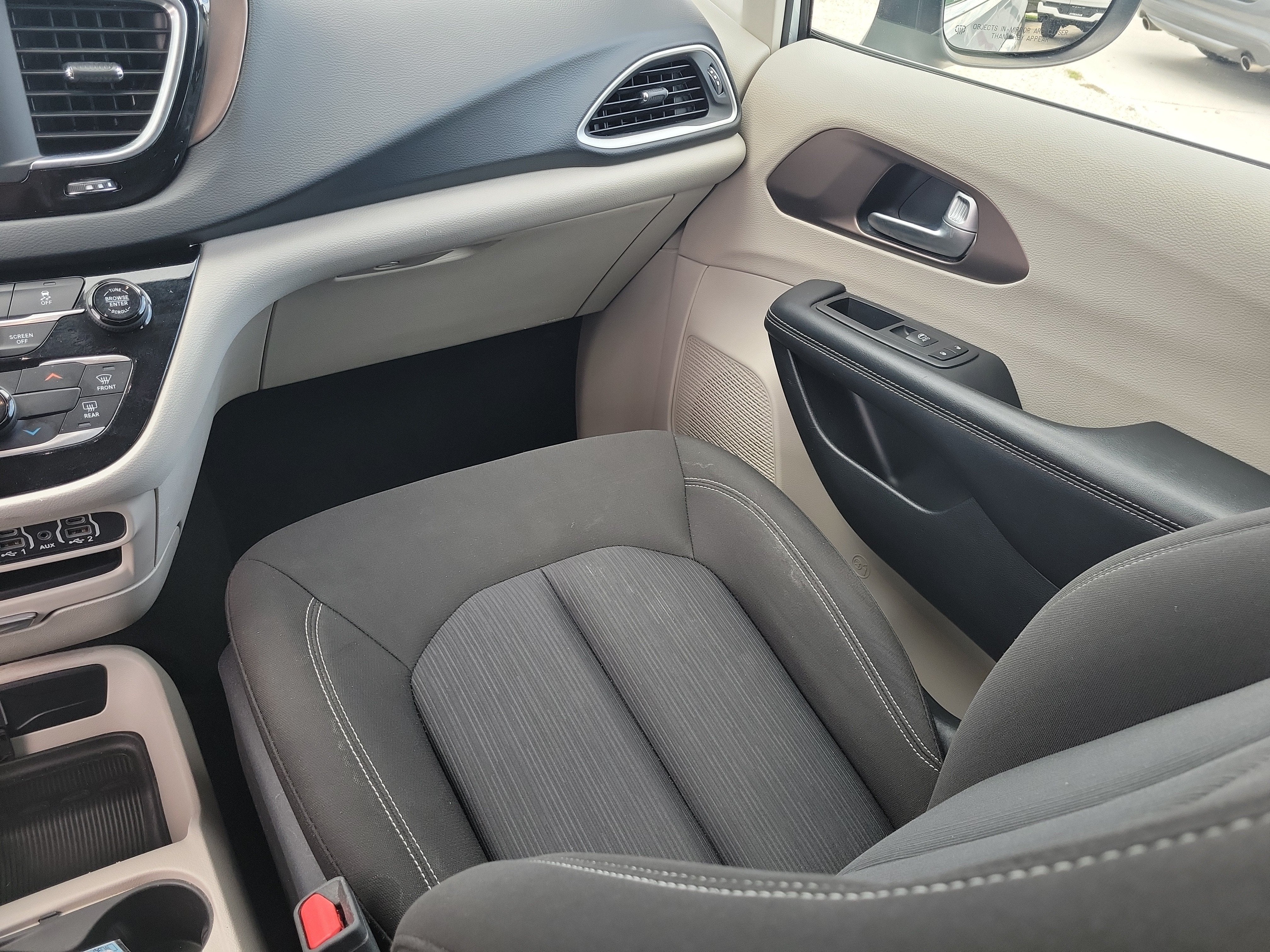 2023 Chrysler Voyager LX