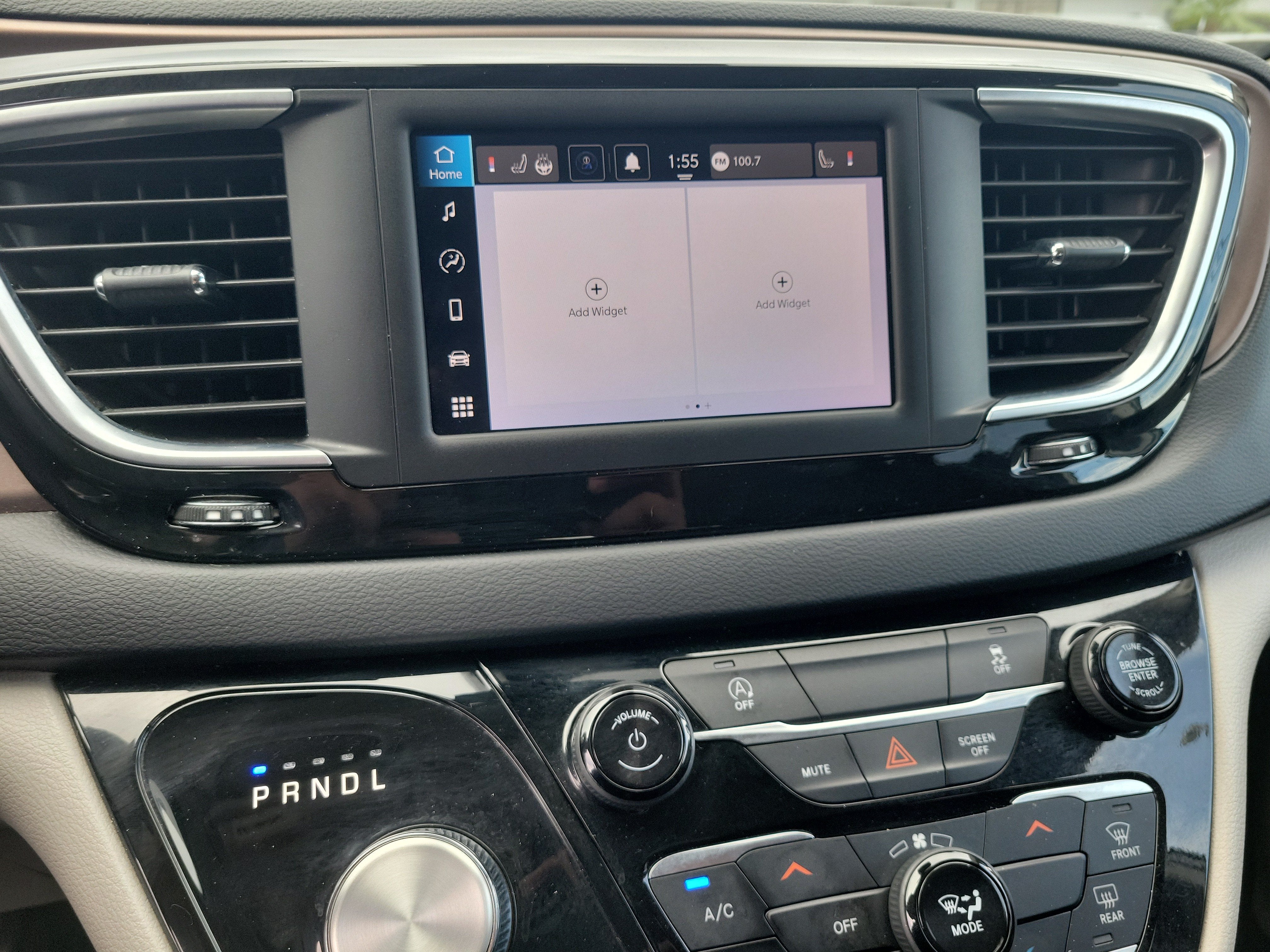 2023 Chrysler Voyager LX
