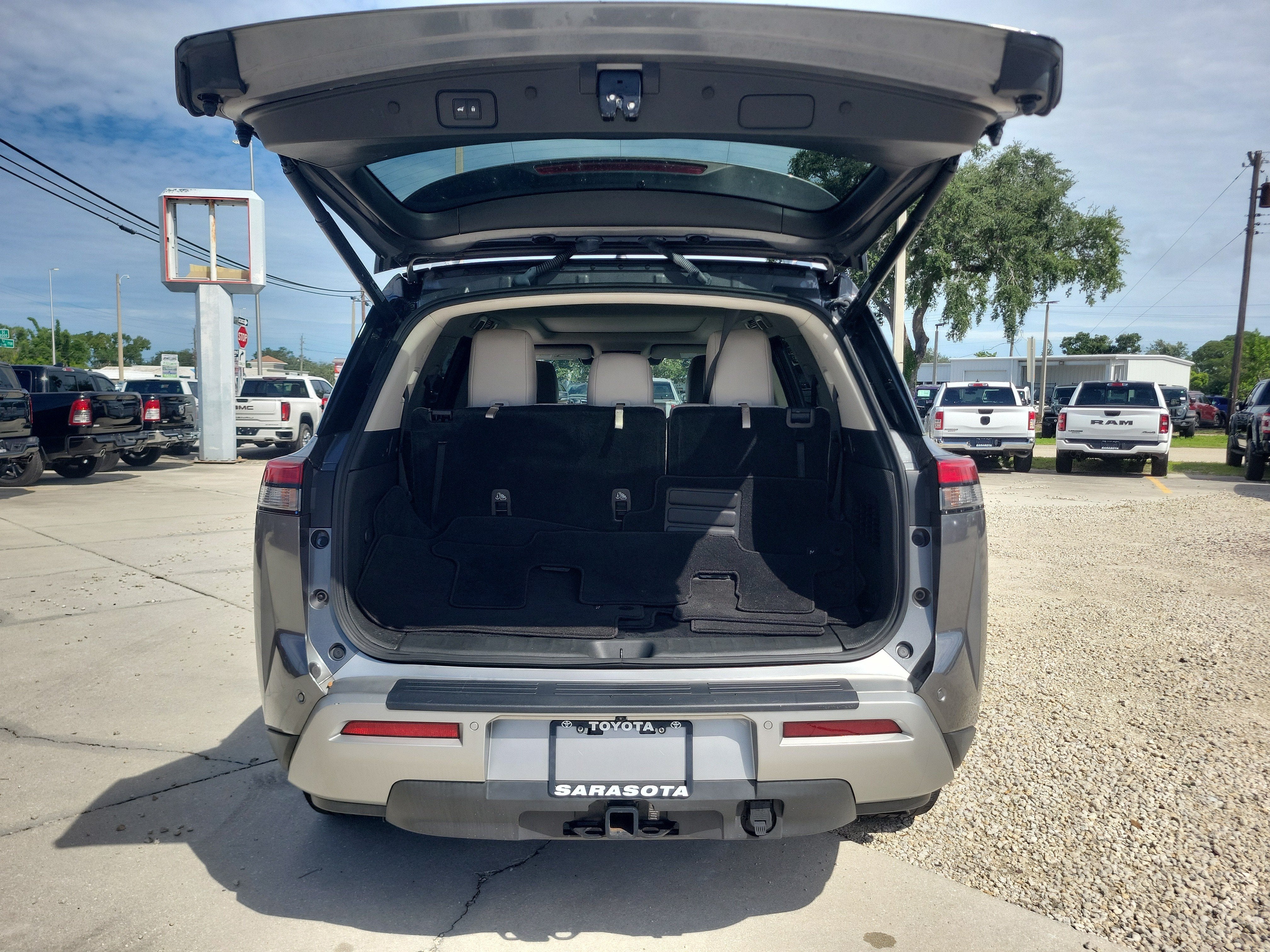 2023 Nissan Pathfinder SL