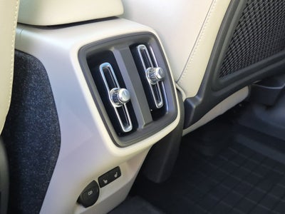 2023 Volvo XC40 Plus Dark Theme