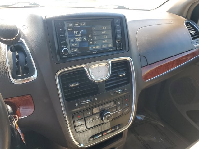 2016 Chrysler Town & Country Touring