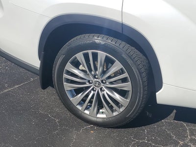 2022 Toyota Highlander Hybrid Platinum