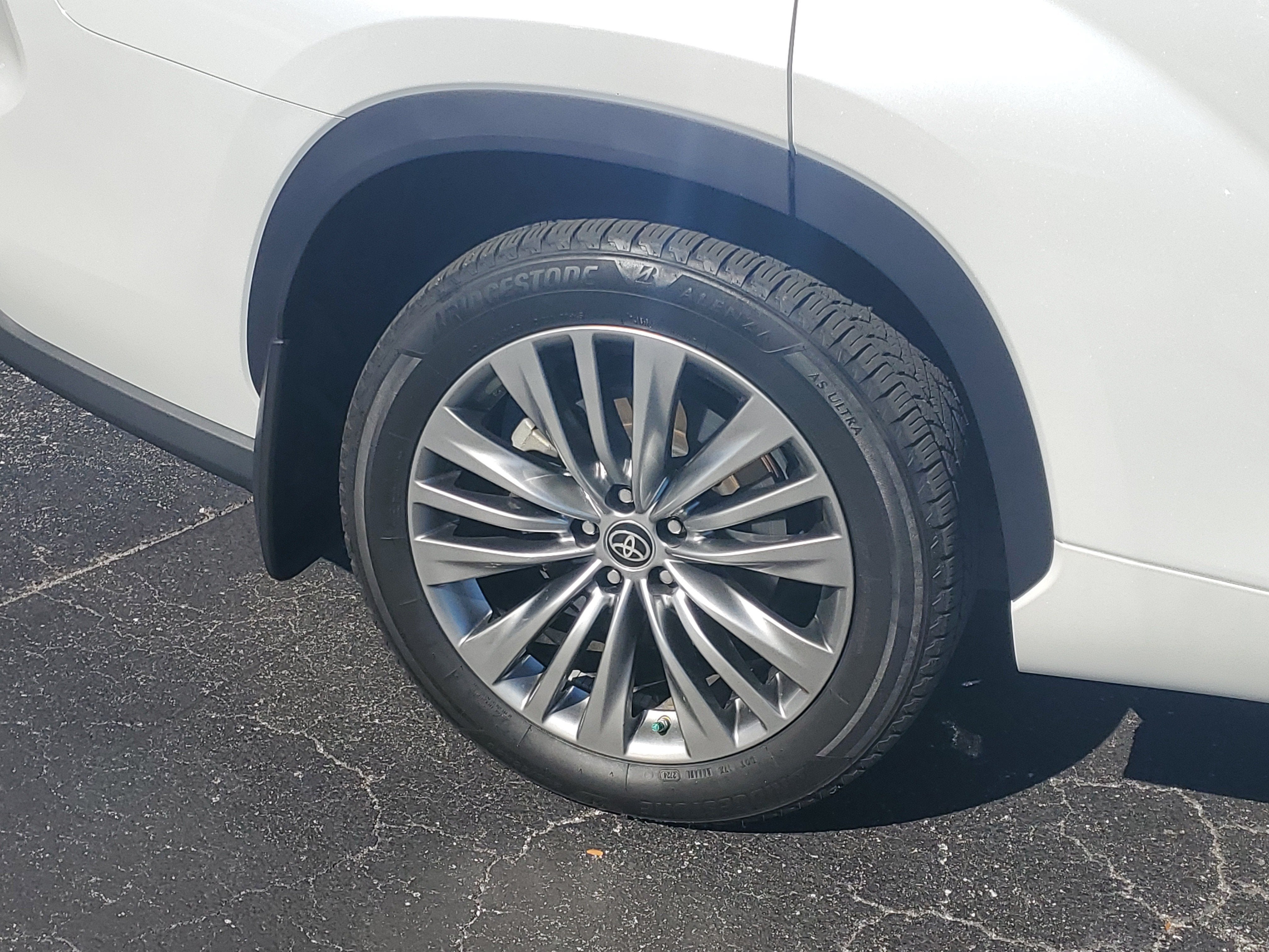 2022 Toyota Highlander Hybrid Platinum