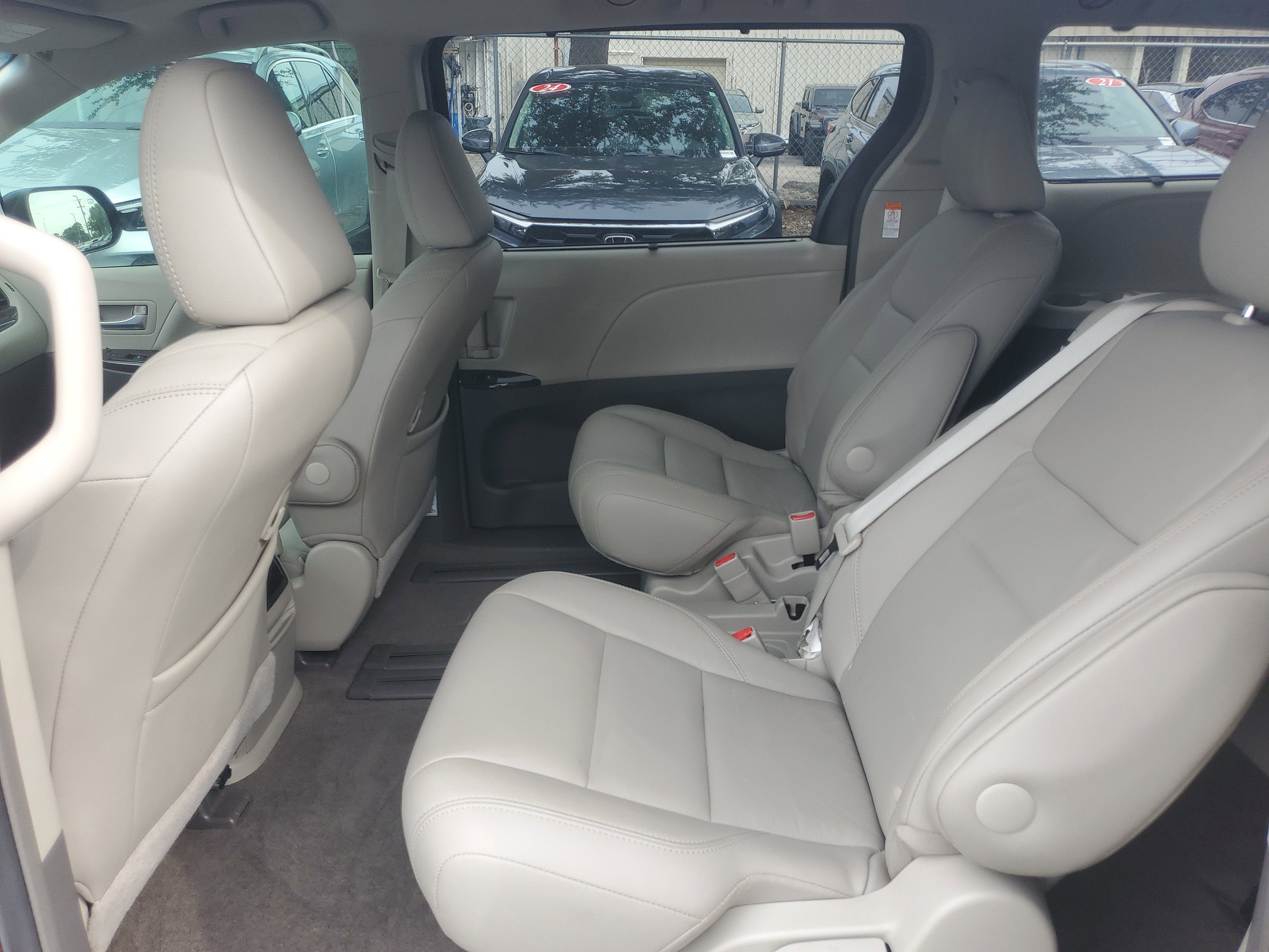 2017 Toyota Sienna XLE Auto Access Seat