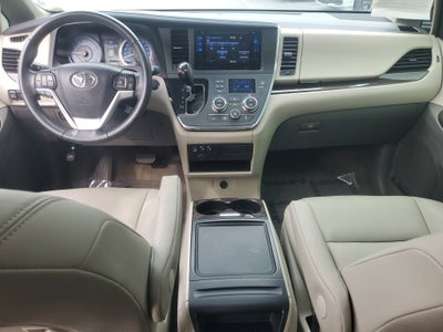 2017 Toyota Sienna XLE Auto Access Seat