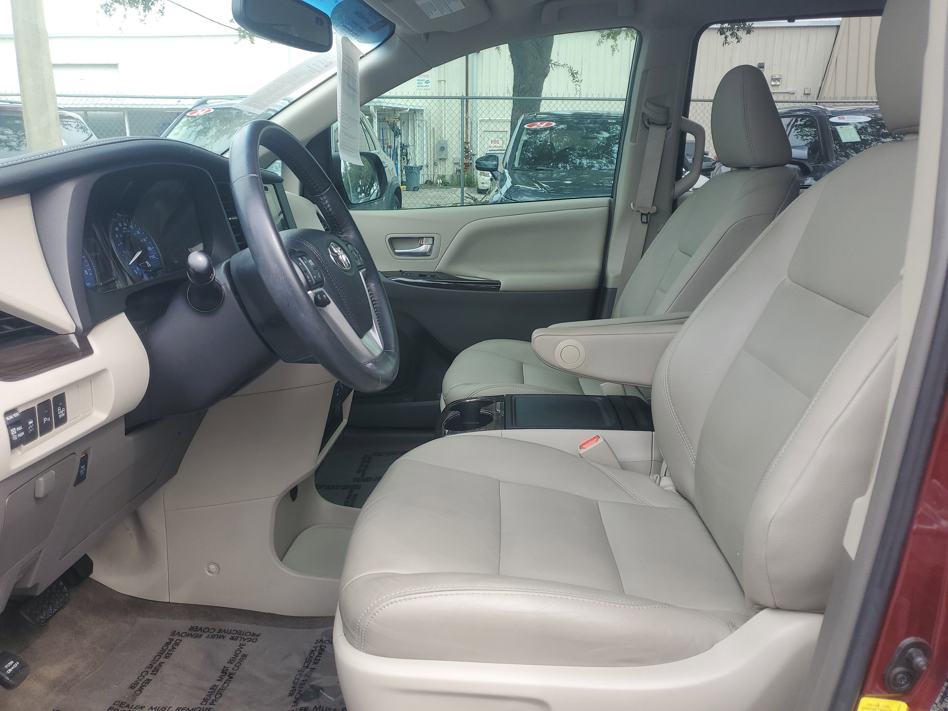 2017 Toyota Sienna XLE Auto Access Seat