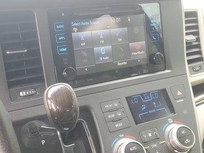 2017 Toyota Sienna XLE Auto Access Seat