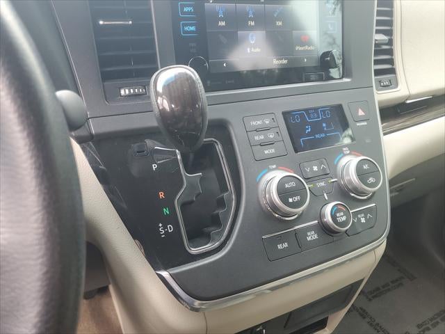 2017 Toyota Sienna XLE Auto Access Seat