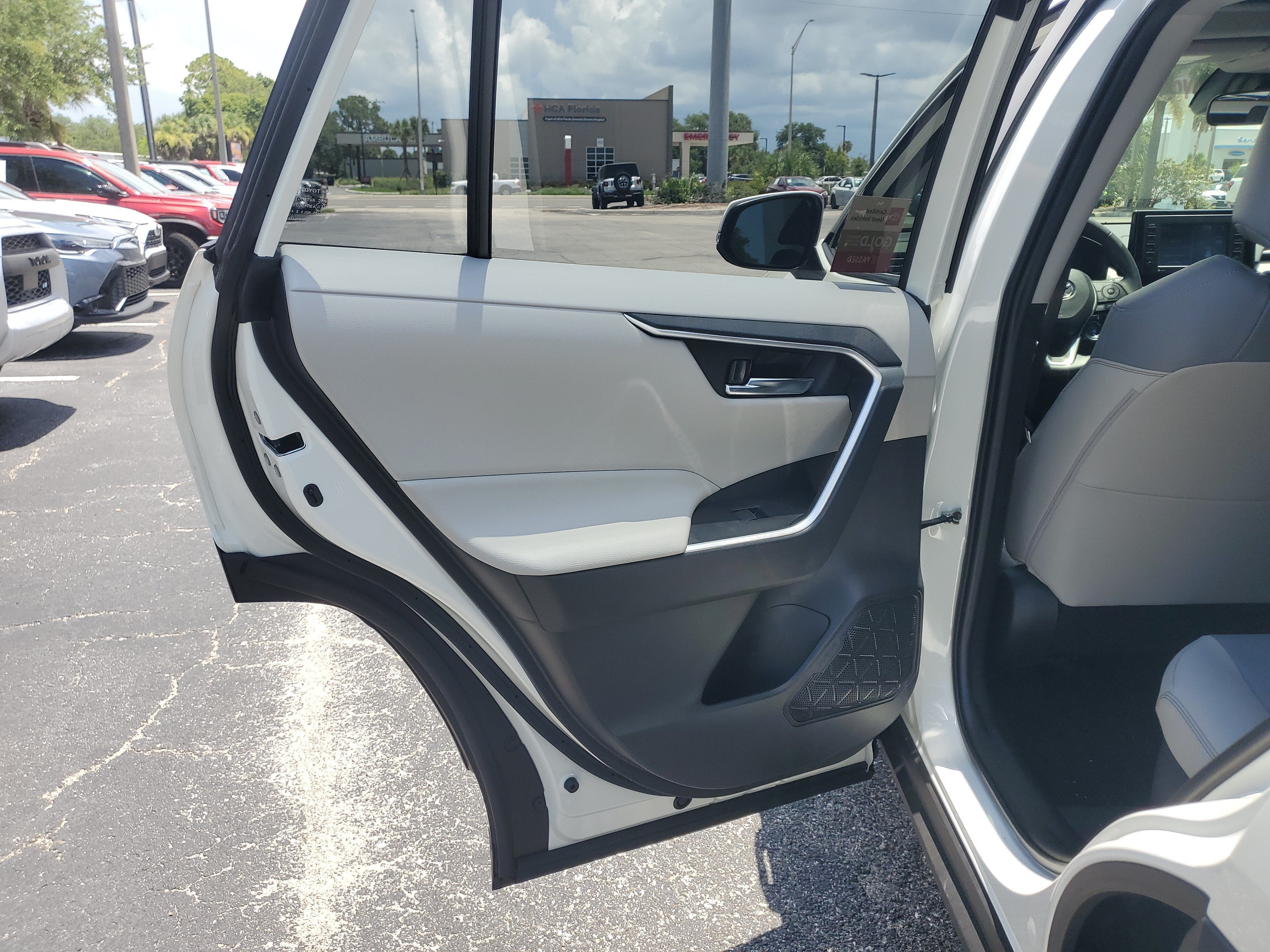 2022 Toyota RAV4 Hybrid XLE Premium