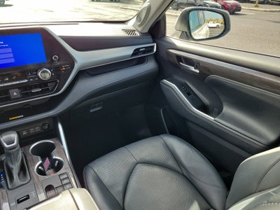 2023 Toyota Highlander Hybrid Platinum