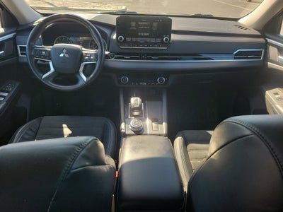 2023 Mitsubishi Outlander SE