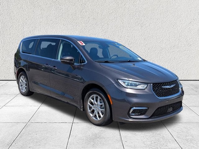 2023 Chrysler Pacifica Touring L's photo