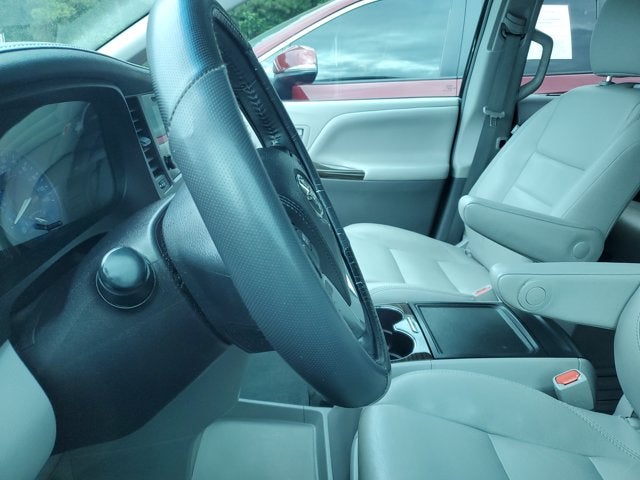 2017 Toyota Sienna XLE Auto Access Seat